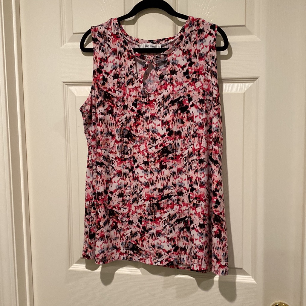 Jones Studio Patterned Shirt With Crisscross Opening In The Front. Sz 2x